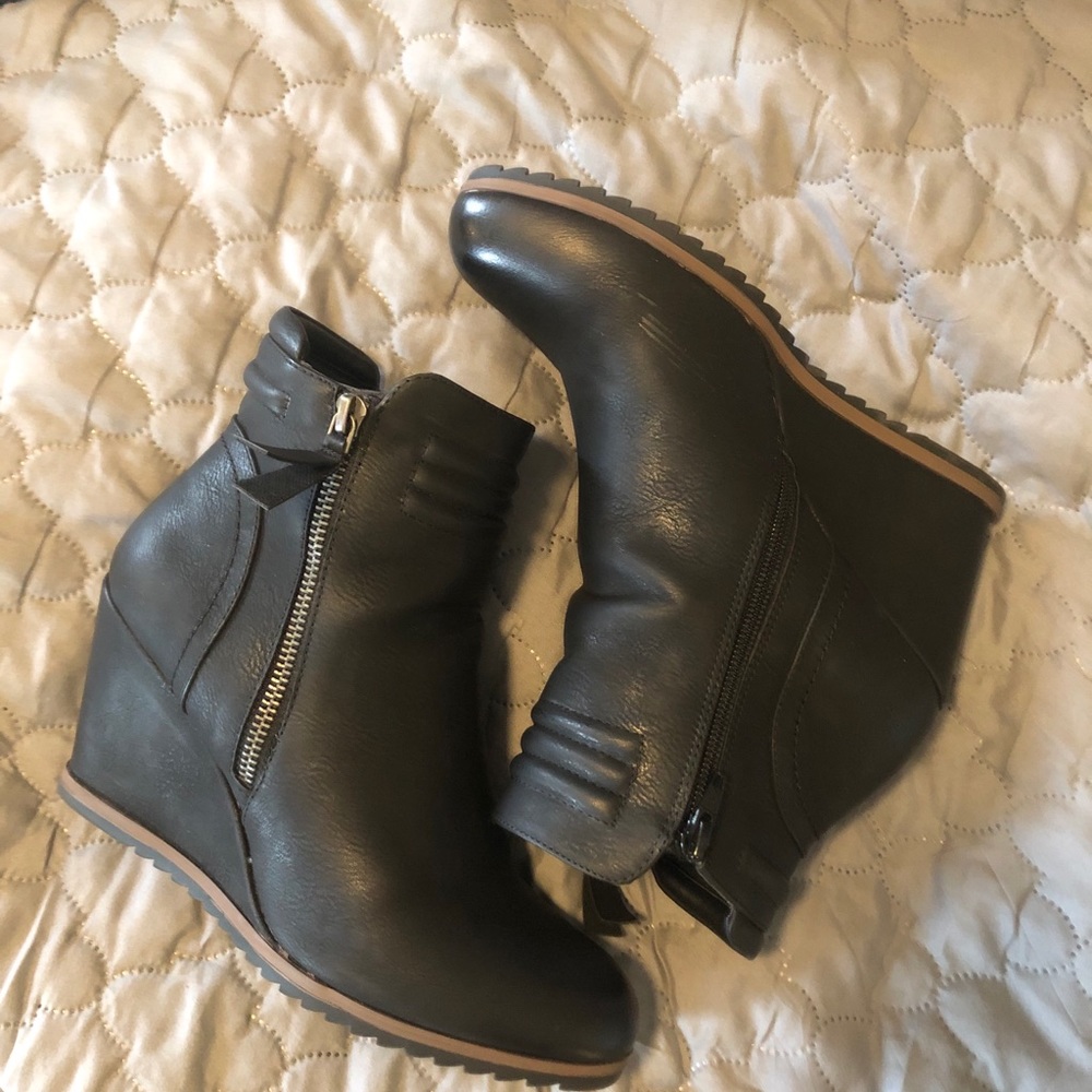 Nicole Everly Black Wedges